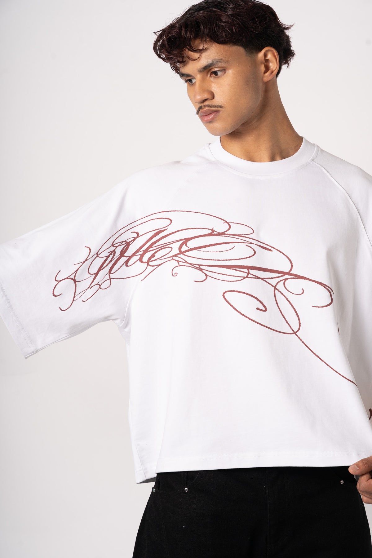 Wisp T-shirt - detail calligraphie rouge