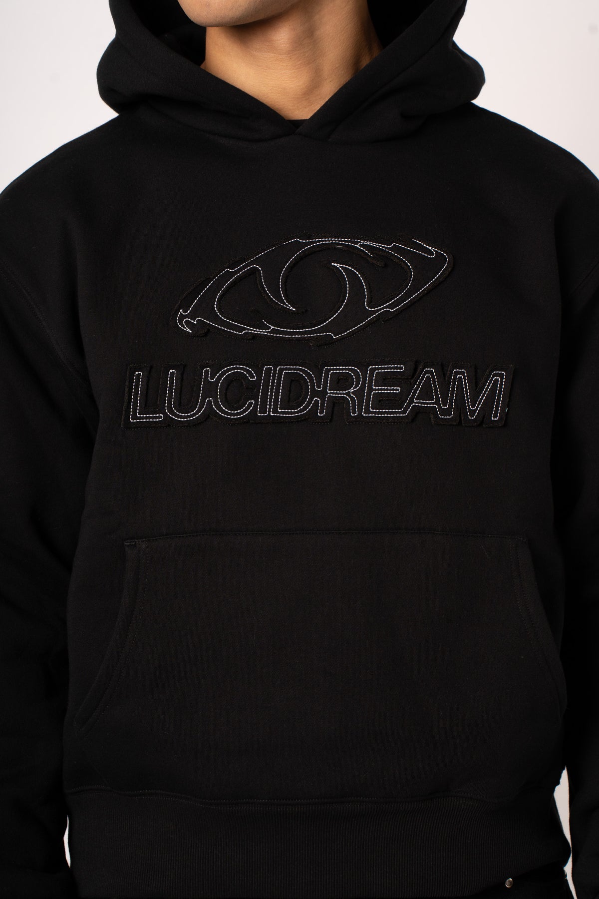 Emblem Black Hoodie - detail broderie LUCIDREAM